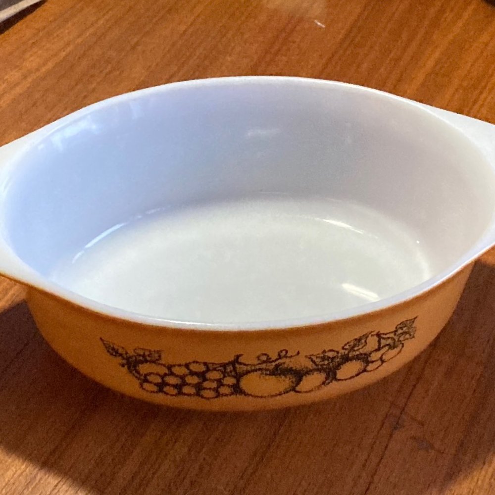 Pyrex Old Orchard 2.5 quart casserole